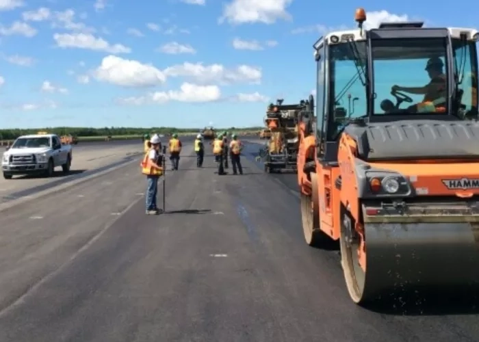 Colas Quebec crews perform paving work at the Quebec City Airport. 