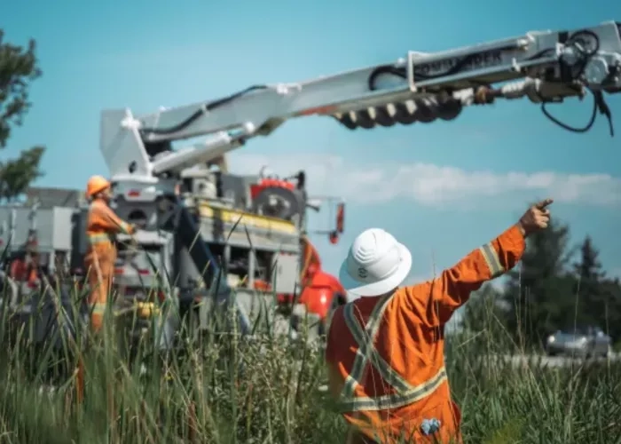 Hydro pole and electrical installation 