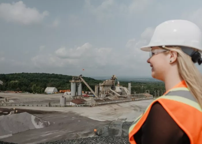 Female Colas team member looking at the Dunant Quarry in Quebec