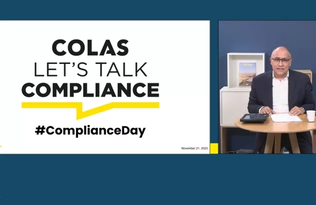 Un homme derrière sa table lors de la journée "Compliance Day"