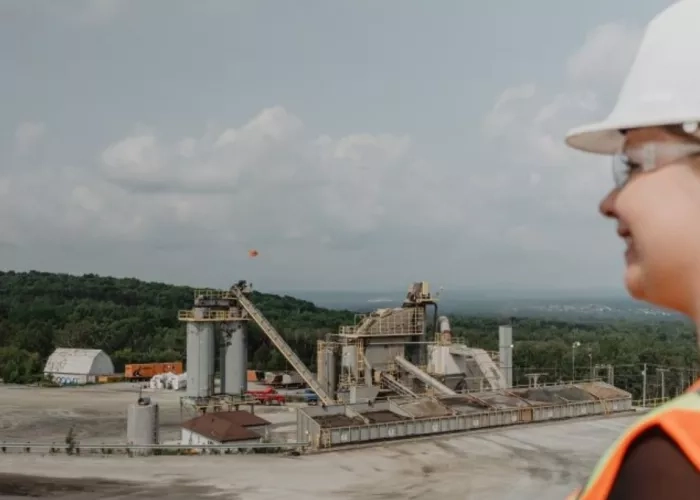 Female Colas team member looking at the Dunant Quarry in Quebec