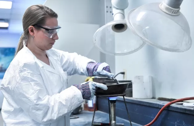Women analyzing a sample in a research lab