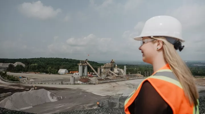 Female Colas team member looking at the Dunant Quarry in Quebec