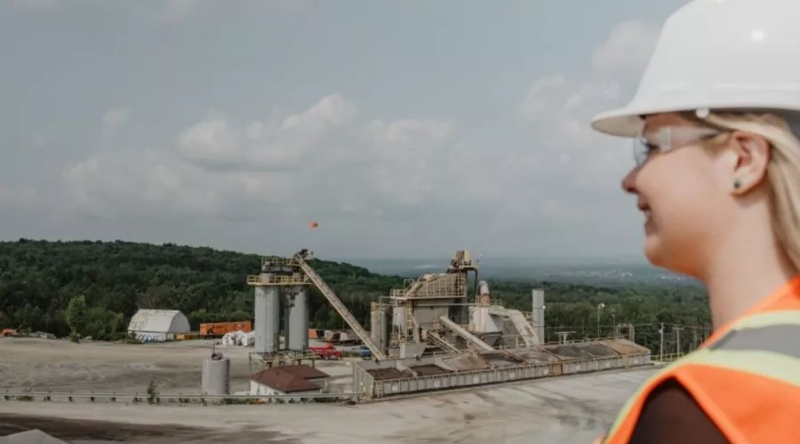 Female Colas team member looking at the Dunant Quarry in Quebec