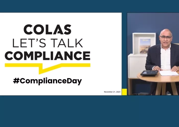 Un homme derrière sa table lors de la journée "Compliance Day"