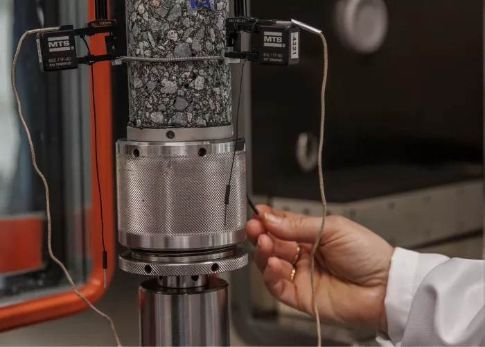 Colas performs a test on an asphalt mixture. 
